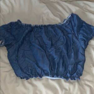 Short sleeve cropped shirt.